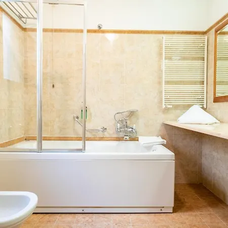מלון Strozzi Palace 4*