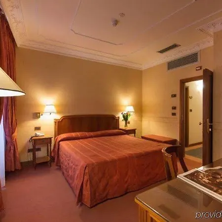 מלון Strozzi Palace 4*