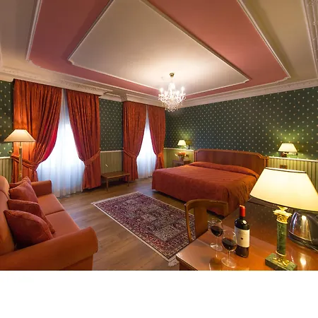 ستروزي بالاس فندق 4*