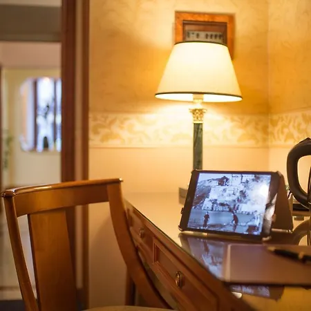 מלון Strozzi Palace 4*